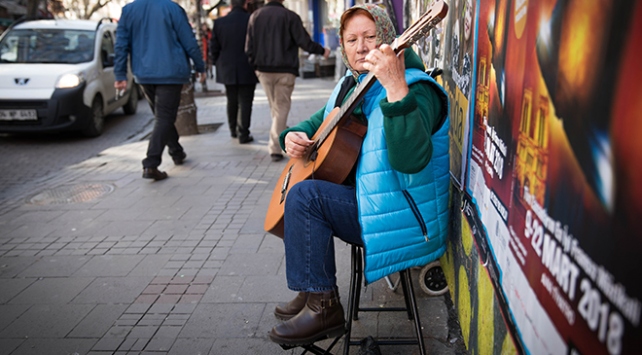 Türkiye’de yaşayan Hobotova, gitarla hayata tutundu