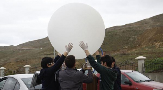 Uzay balonu Afrin şehitleri için havalandı