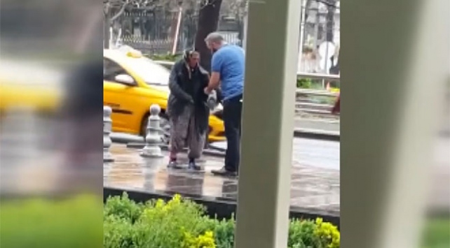 Yardımsever adam yağmurda ıslanan yaşlı kadına montunu verdi