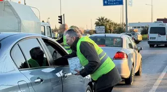 AK Parti milletvekilleri Aydın’da iftara yetişemeyenlere ikramlık dağıttı