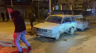 Eskişehir’de iki otomobilin çarpıştığı kazada 4 kişi yaralandı