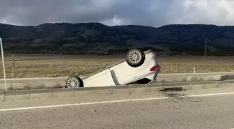 Eskişehir’de refüje devrilen otomobildeki 5 kişi yaralandı