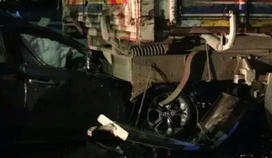 Seyir halindeyken tekeri kopan otomobil kamyona çarptı