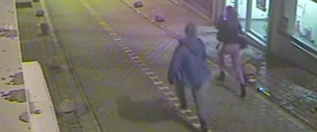 Silahlı gaspçı çantasını aldığı genç kızı yerde sürükledi