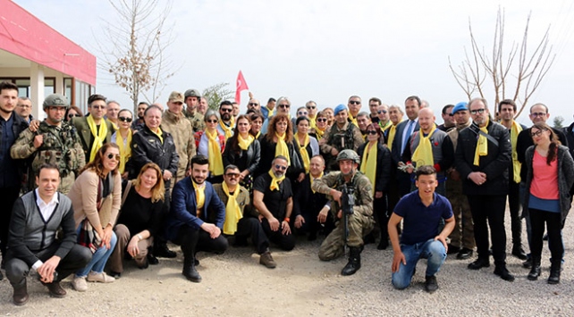 Tiyatrocular Mehmetçiğe destek için Suriye sınırında