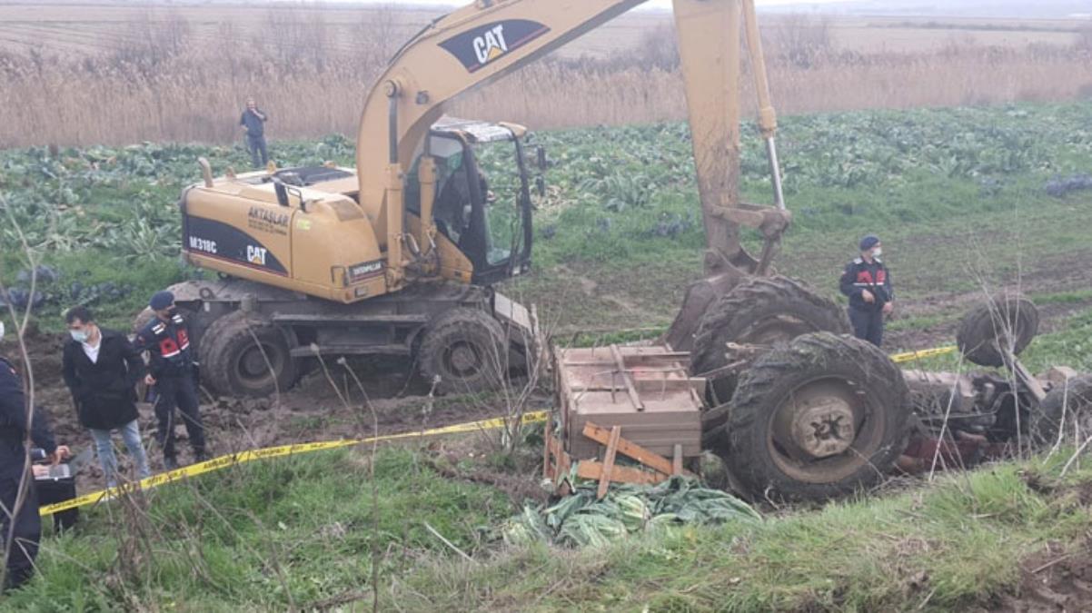 Devrilen traktörün altında kalan baba ve oğlu feci şekilde can verdi