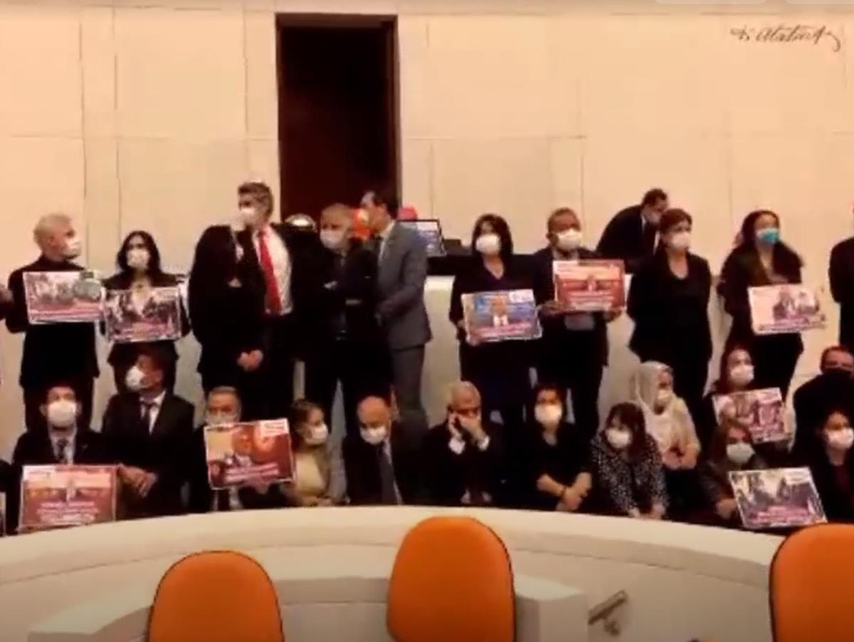 Meclis’te tansiyon yüksek! Vekilliği düşürülen Gergerlioğlu ve HDP’li vekiller salonu terk etmedi, slogan atıyorlar