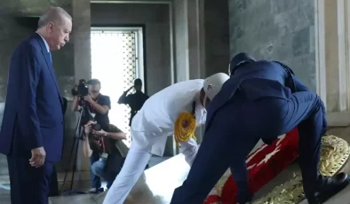 Cumhurbaşkanı Erdoğan, YAŞ üyeleriyle Anıtkabir’i ziyaret etti