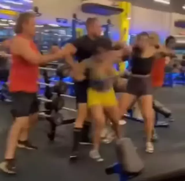 İki kadın arasında egzersiz aleti yüzünden çıkan kavga spor salonunu savaş alanına çevirdi