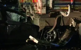 Seyir halindeyken tekeri kopan otomobil kamyona çarptı