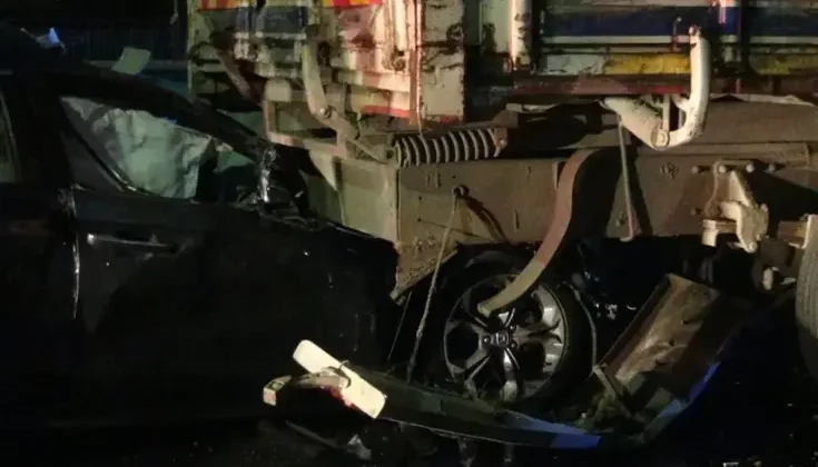 Seyir halindeyken tekeri kopan otomobil kamyona çarptı