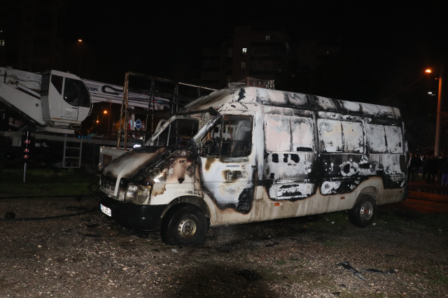 Tartıştığı kız arkadaşı ile annesinin ara&ccedil;larını kundakladı