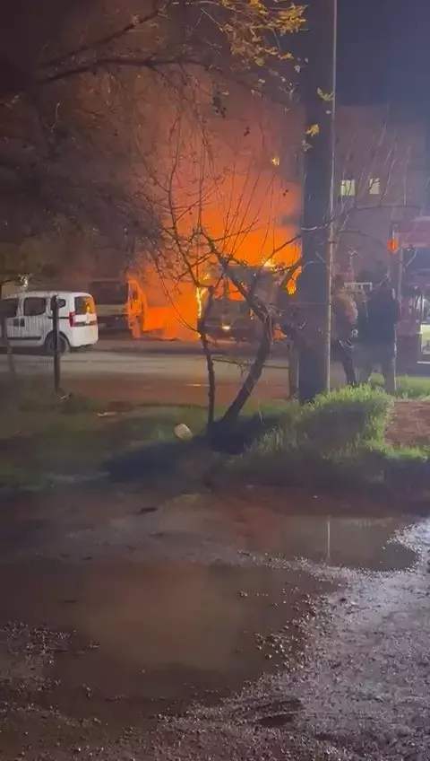 Tartıştığı kız arkadaşı ile annesinin ara&ccedil;larını kundakladı