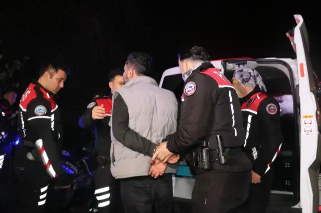 Tartıştığı kız arkadaşı ile annesinin ara&ccedil;larını kundakladı