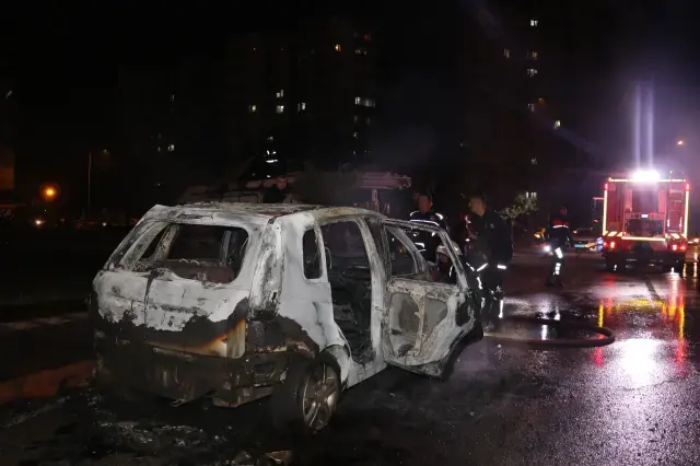 Tartıştığı kız arkadaşı ile annesinin ara&ccedil;larını kundakladı